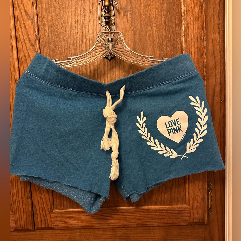 VS Pink shorts 💙